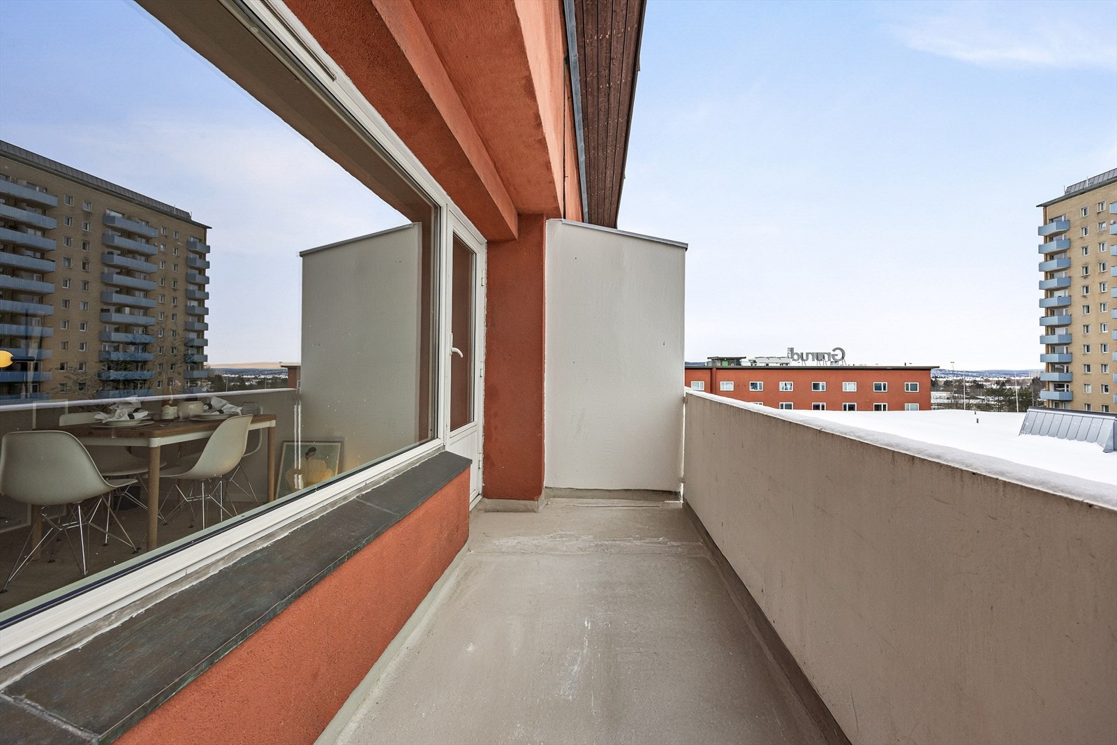 Fra stuen er det direkte utgang til en vestvendt balkong. Galleribilde