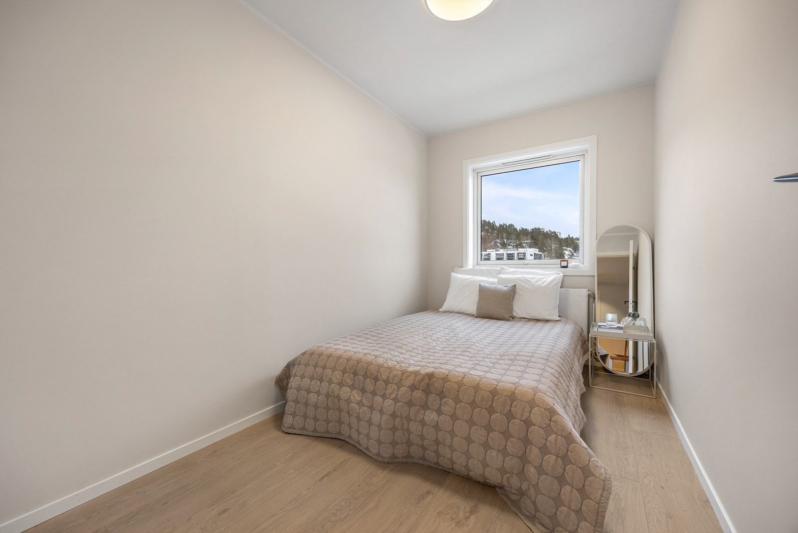 Det tredje soverommet er kompakt og funksjonelt, ideelt som et mindre soverom eller arbeidsrom. Galleribilde