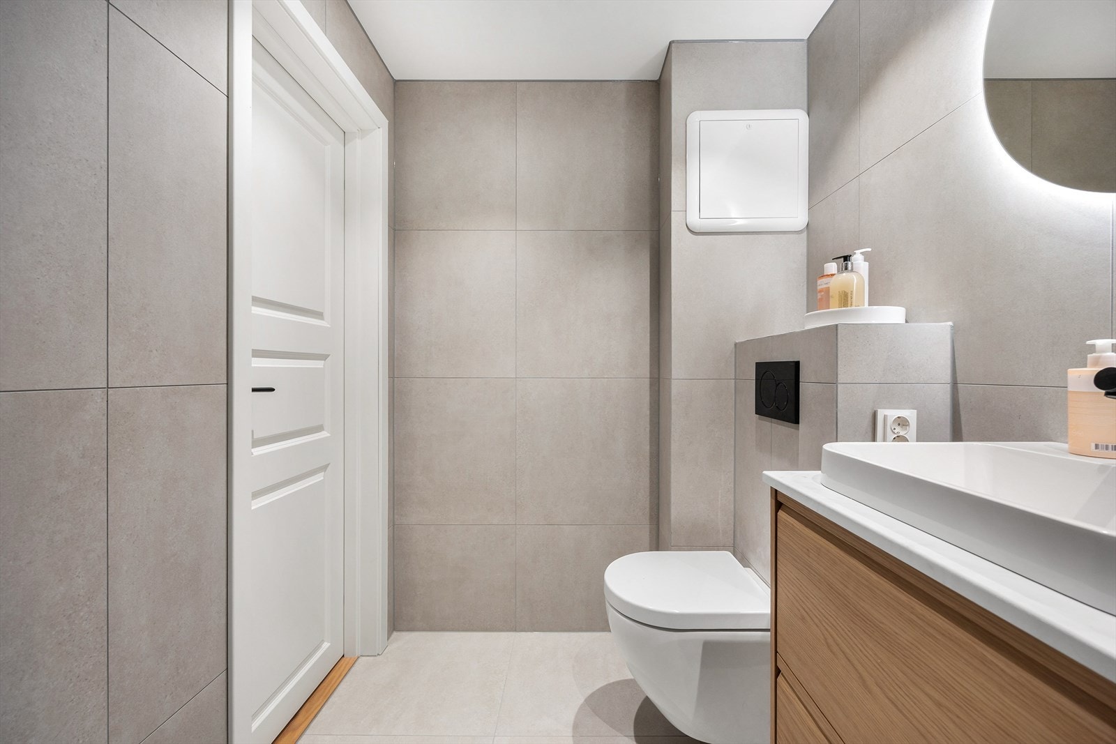 Ventilasjonen sikres av en mekanisk avtrekksvifte, og det foreligger FDV-dokumentasjon for arbeidet. Galleribilde