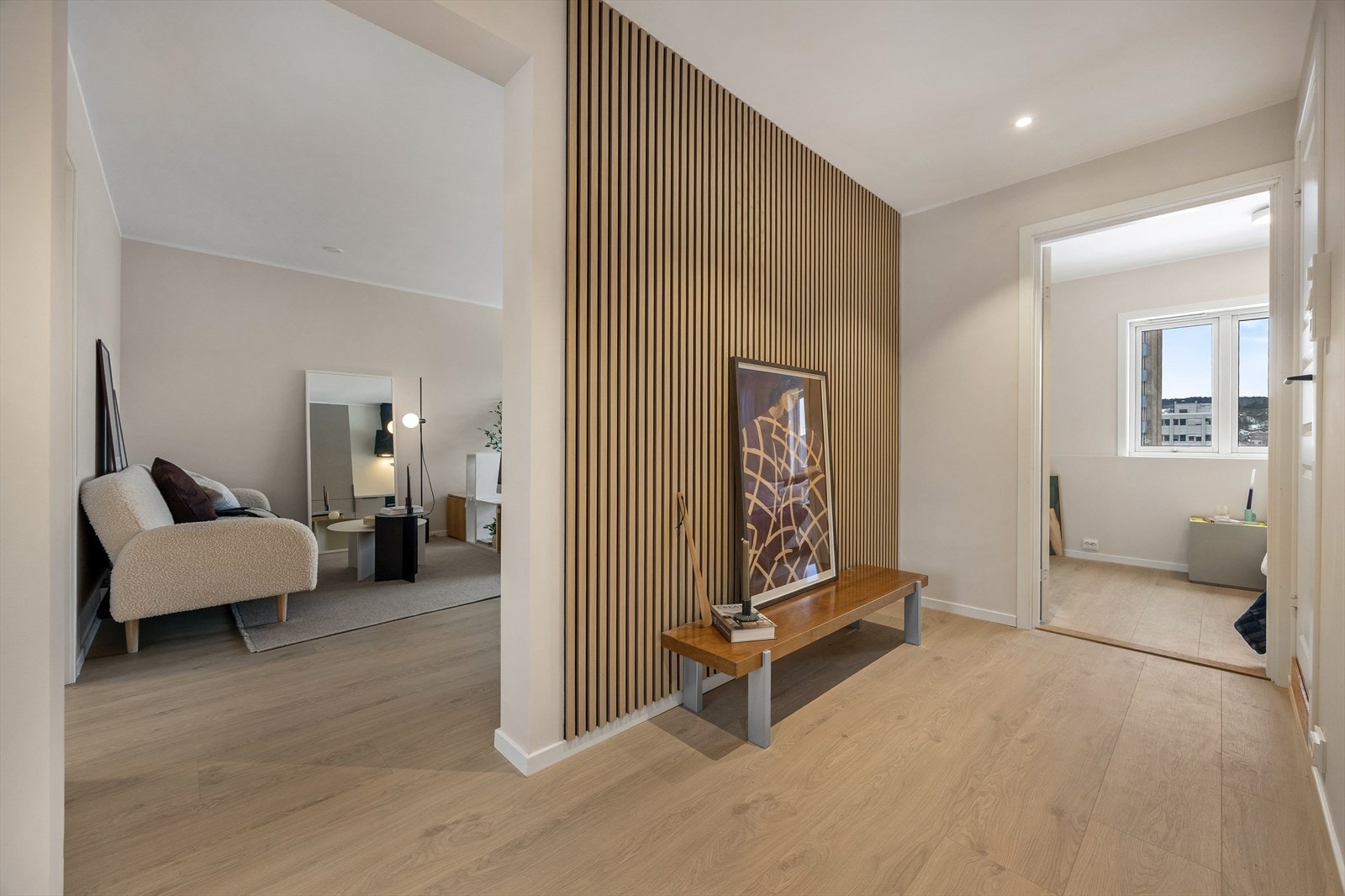 Fra entréen er det enkel tilgang til leilighetens øvrige rom, med en gjennomtenkt planløsning. Galleribilde