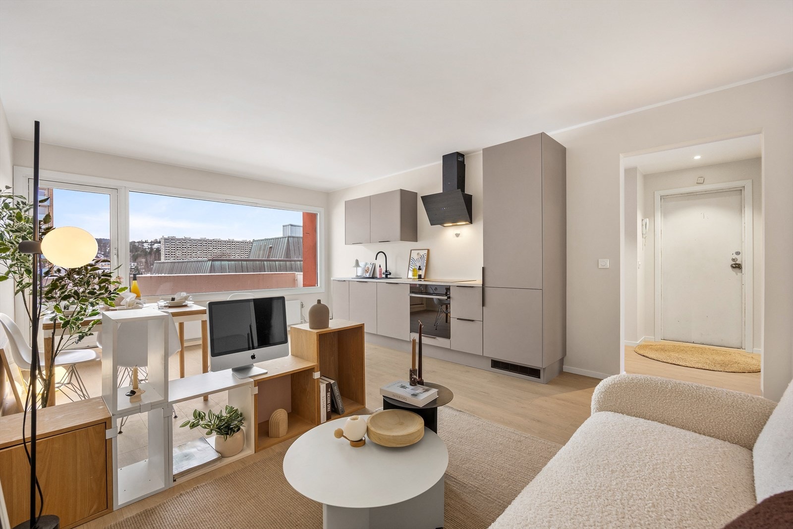 Den åpne løsningen gir en god romfølelse og fleksible møbleringsmuligheter. Galleribilde