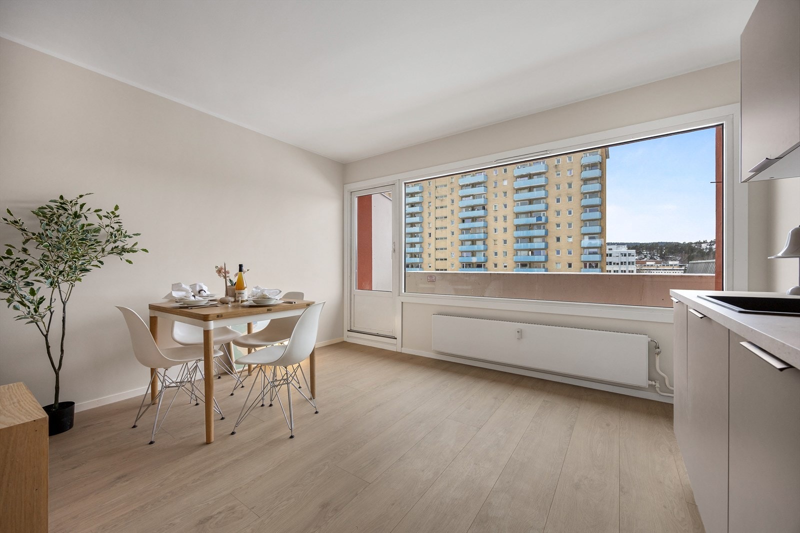 Store vindusflater slipper inn rikelig med dagslys og gir utgang til balkongen. Galleribilde