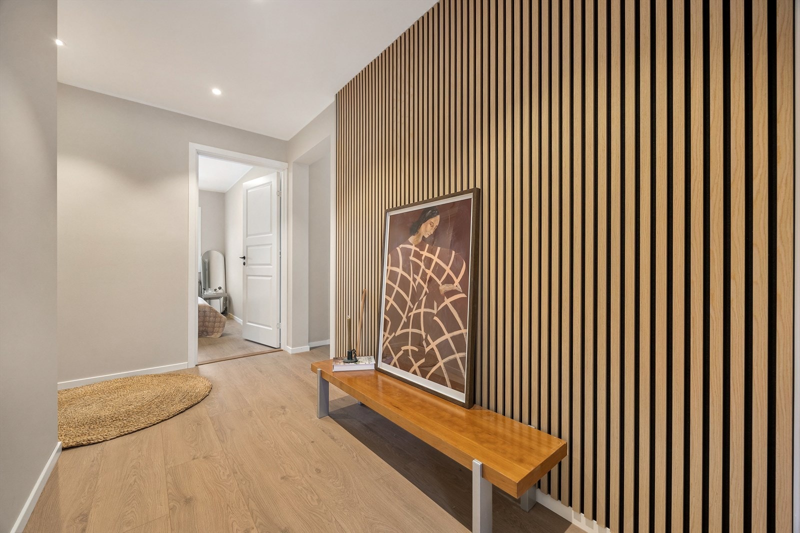 Velkommen inn i entréen med en stilren spilevegg som gir et godt førsteinntrykk. Galleribilde