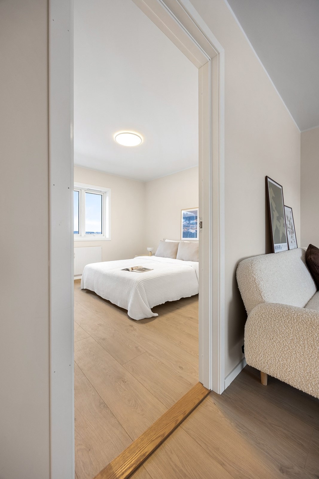 Praktisk adkomst til soverommet fra stuen. Galleribilde