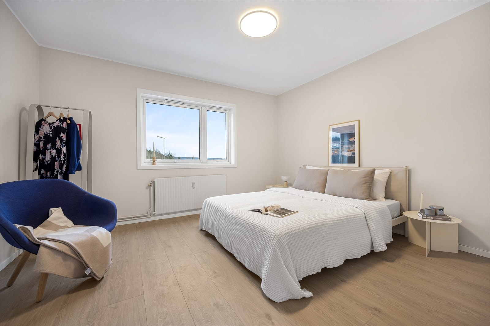 Leiligheten har tre soverom. Hovedsoverommet har god plass til dobbeltseng og garderobeløsning. Galleribilde