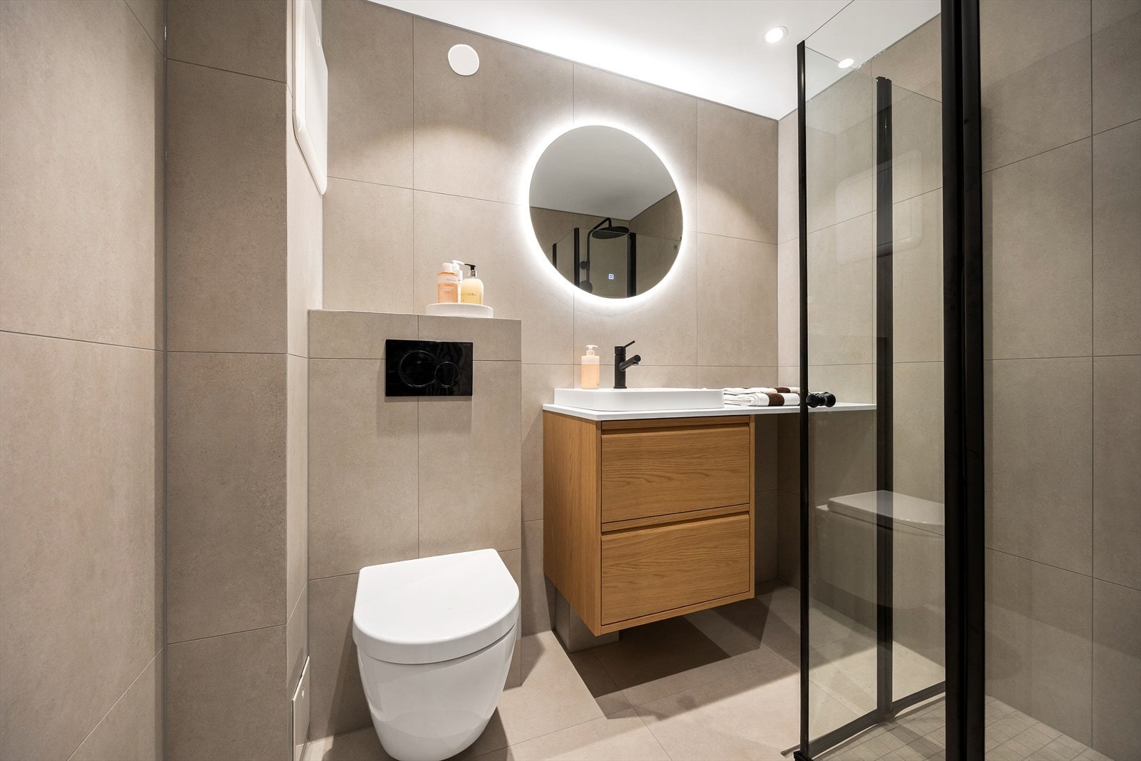 Badet ble pusset opp i 2026 med moderne fliser, vegghengt toalett og delikate detaljer. Galleribilde