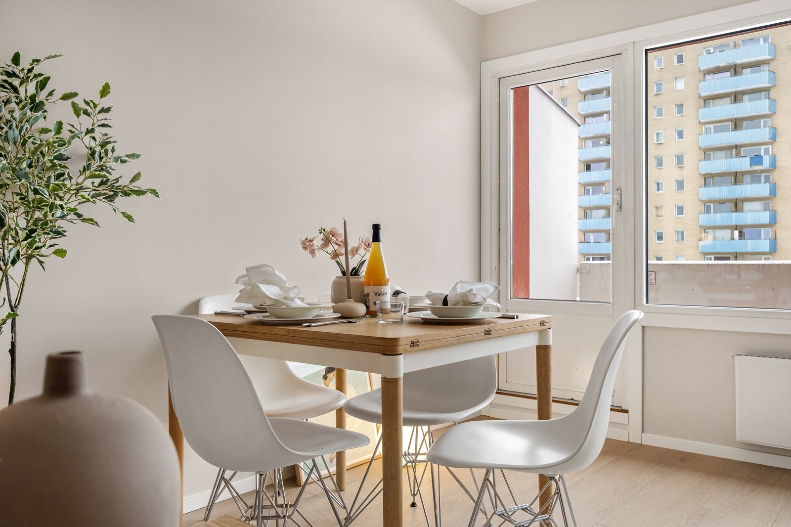 Det er god plass til en hyggelig spiseplass i tilknytning til kjøkkenet. Galleribilde