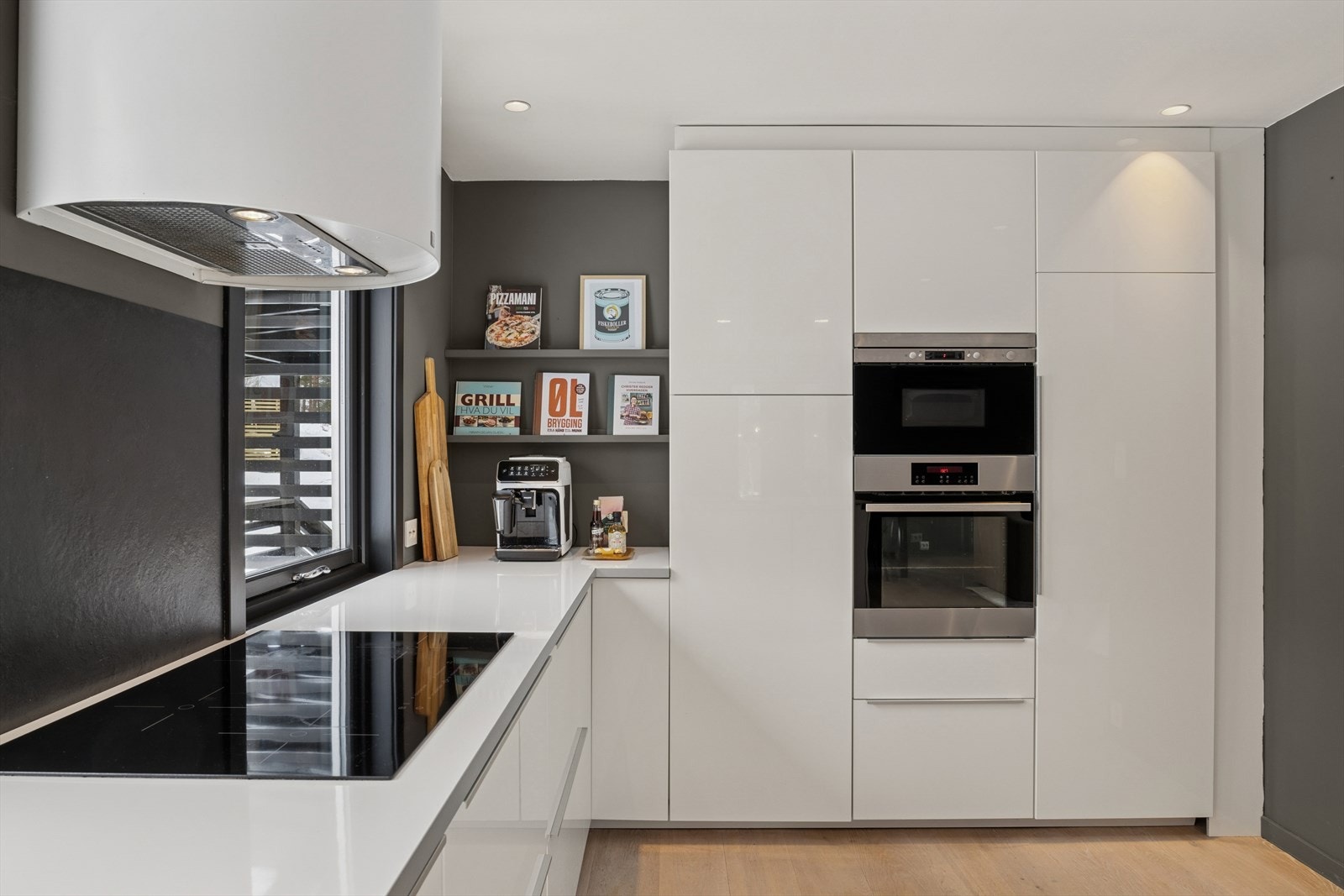 Kjøkkenet er utstyrt med integrert stekeovn, mikrobølgeovn og bred induksjonstopp. Galleribilde