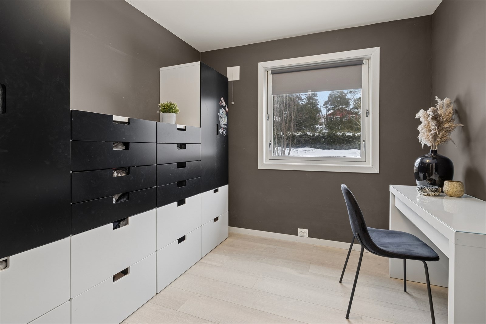 Soverom 4 - Dette rommet er i dag innredet som kontor, med gode oppbevaringsløsninger. Galleribilde