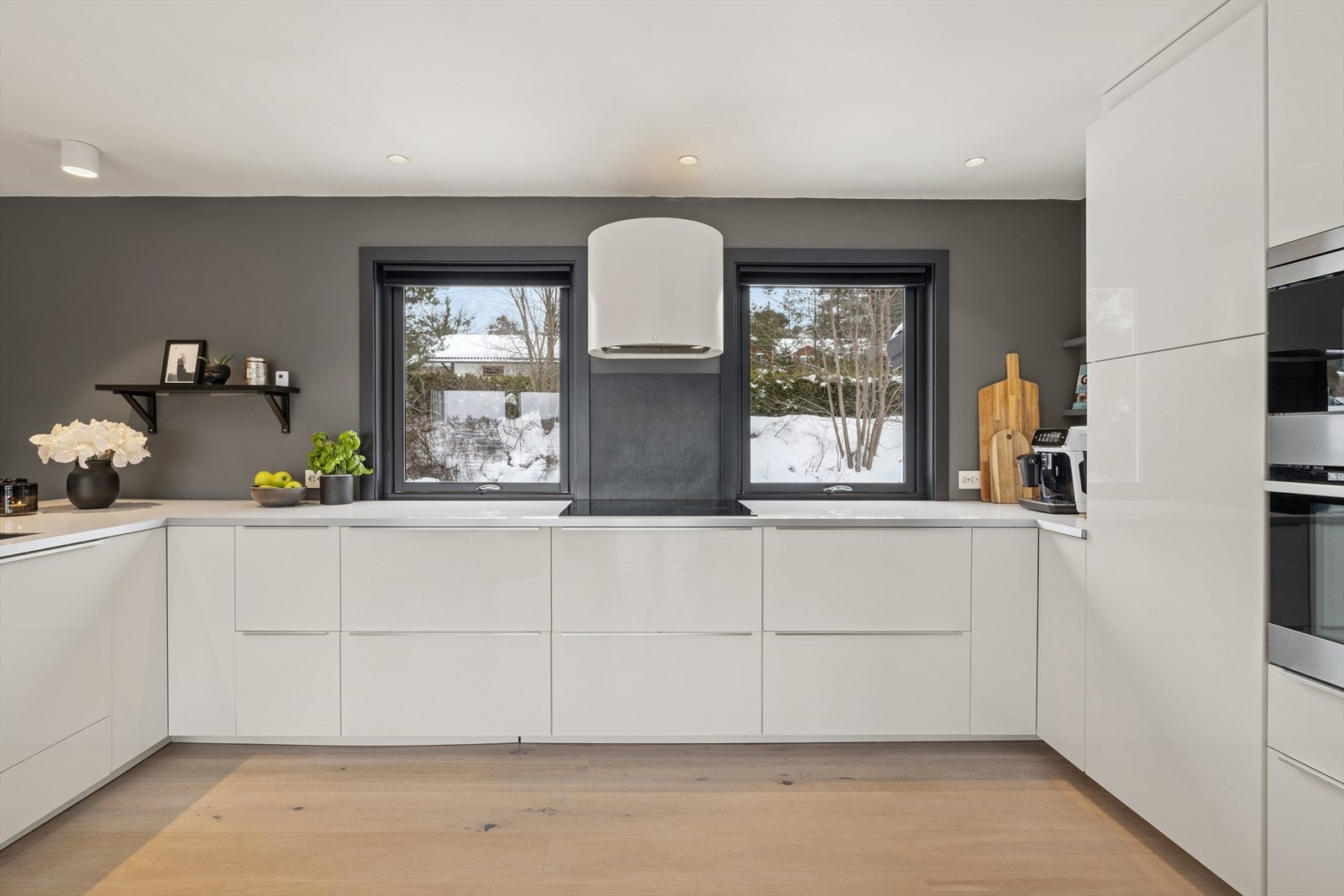 God arbeidsflate langs kjøkkenbenken, med vinduer som gir godt med naturlig lys. Galleribilde