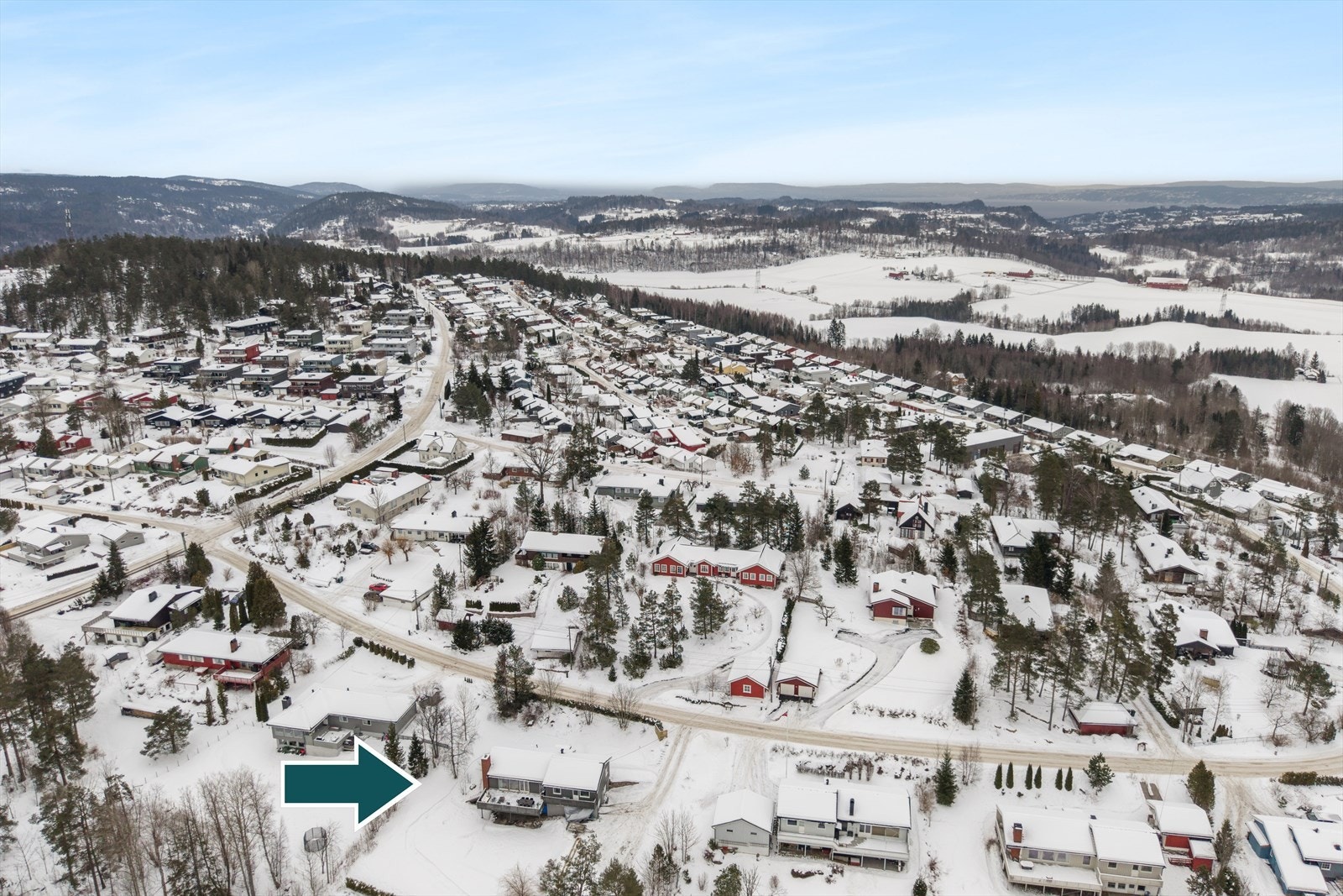 Eiendommen ligger i et etablert og barnevennlig boligområde med spredt villabebyggelse. Galleribilde