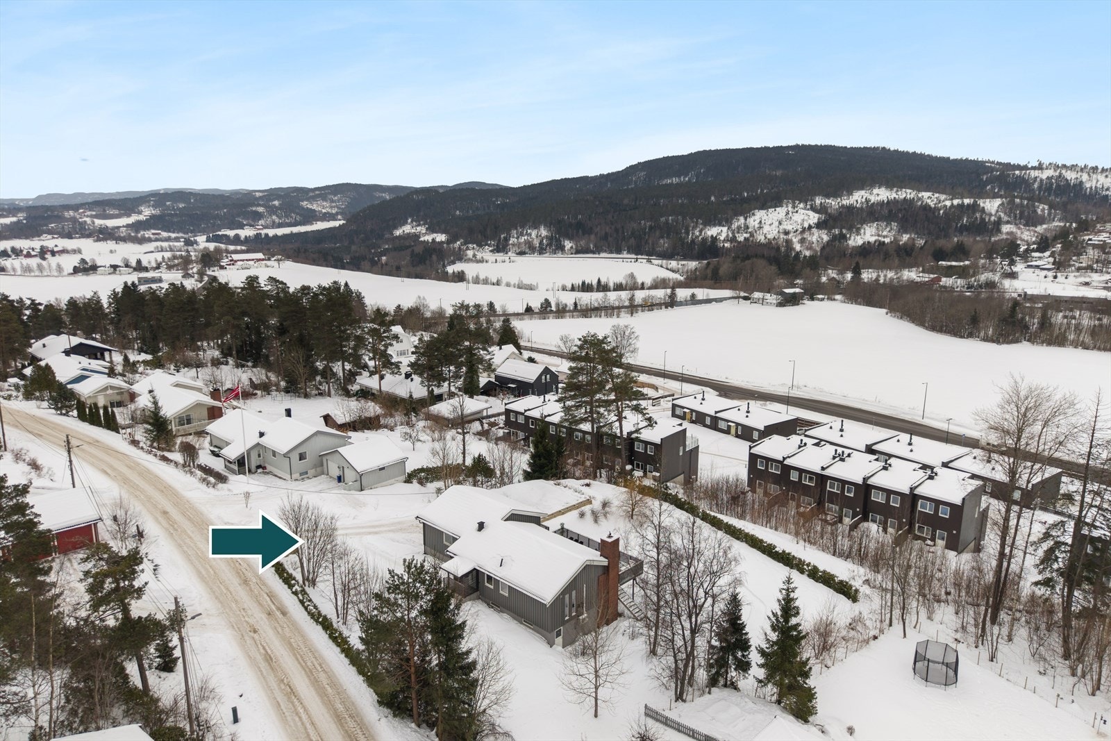 Boligen har en høy og fri beliggenhet i terrenget, som sikrer gode sol og utsiktsforhold. Galleribilde