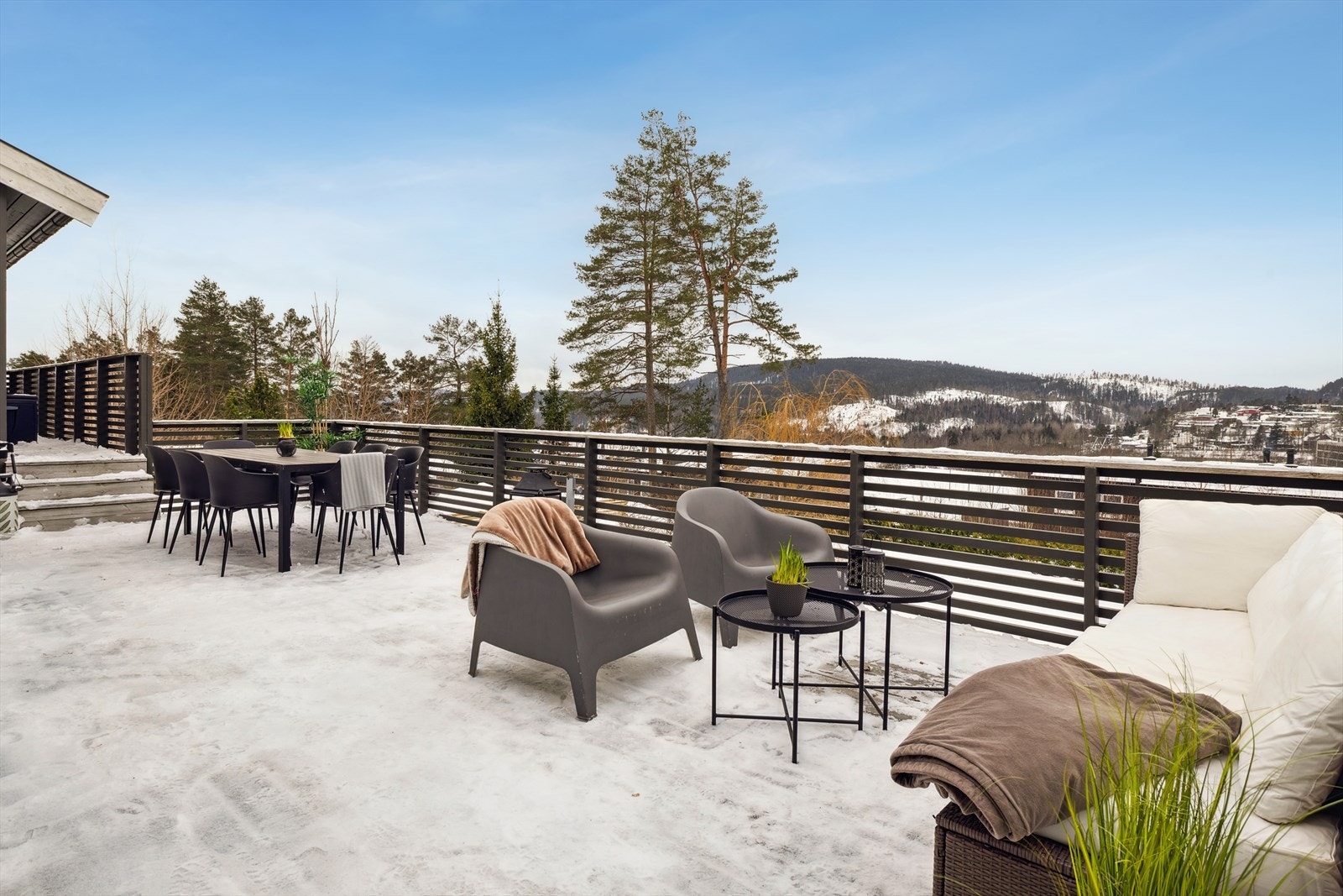 Fra stuen er det utgang til herlig terrasse - Uteplassen er lett å møblere med soner for både grilling, spising og avslapning. Galleribilde