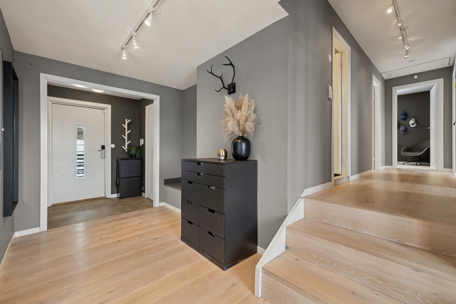 Velkommen inn i en lys og romslig entré med god plass til oppbevaring. Galleribilde