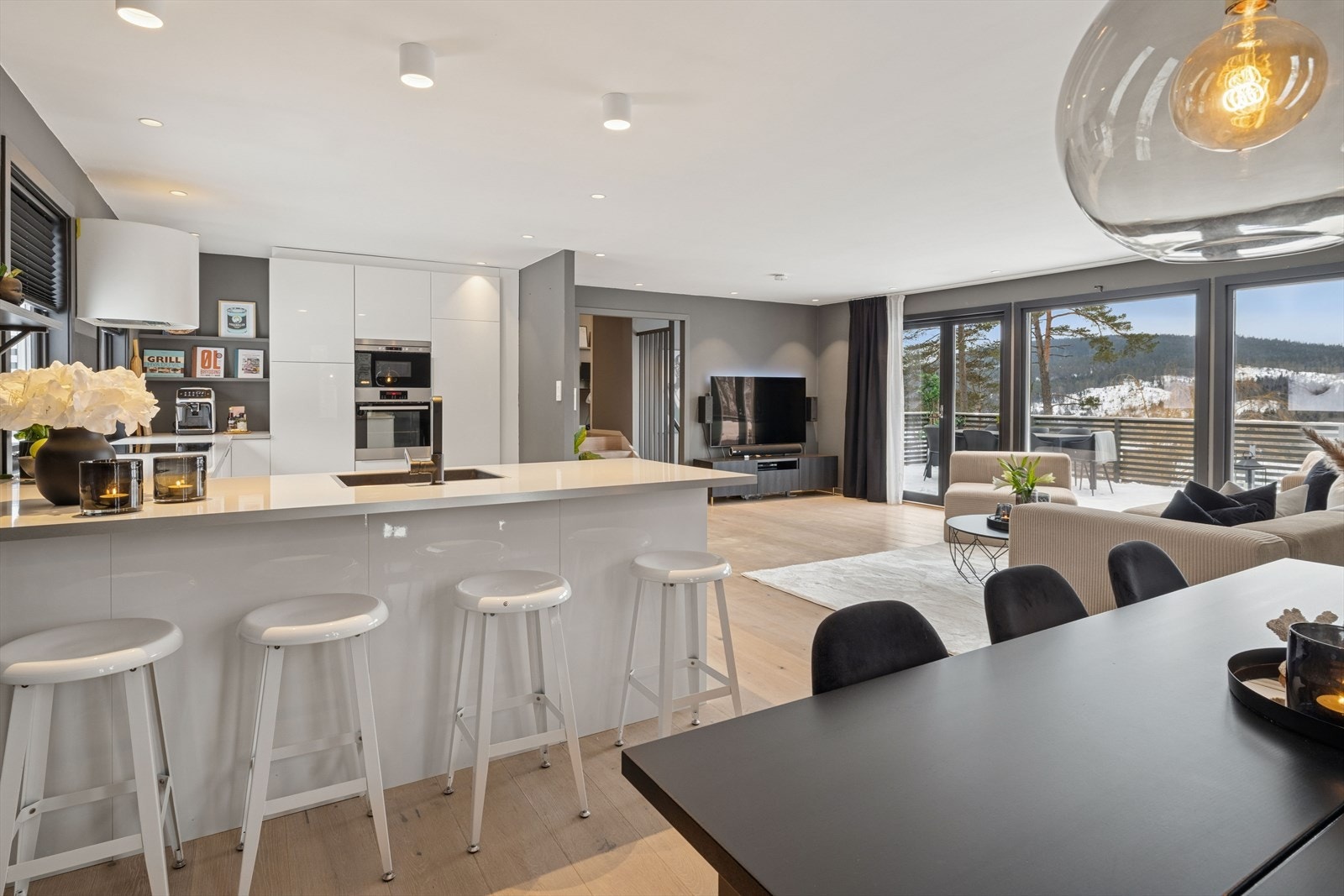 Kjøkkenet er en sosial og integrert del av etasjen, med en praktisk barløsning med sitteplasser - Kjøkkenet er innredet slik at matlagingen forenes med sosialt samvær. Galleribilde