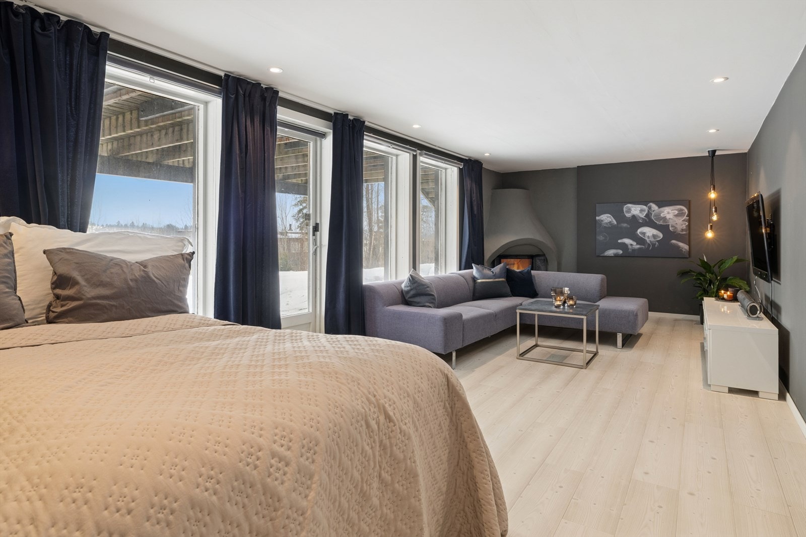 Kjellerstuen er et allsidig rom med peisovn, ideelt som TV-stue eller ungdomsavdeling. Galleribilde