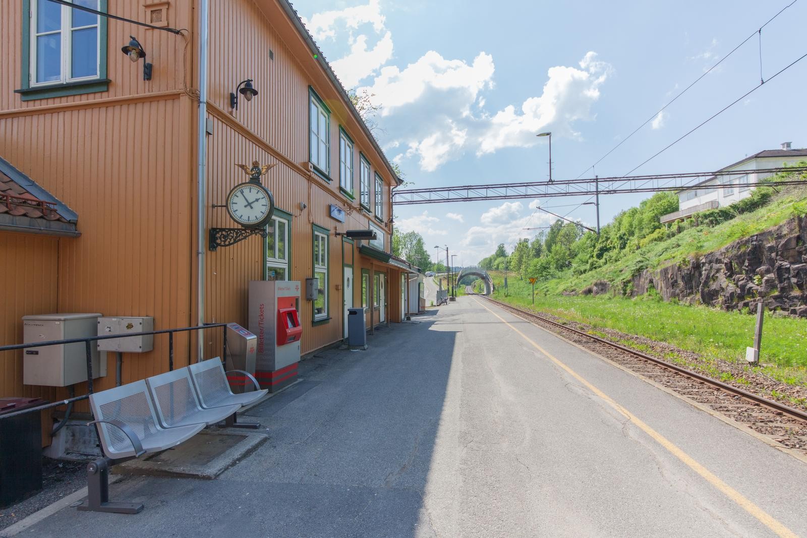 Røyken togstasjon med togforbindelse til Oslo Sentrum. Galleribilde
