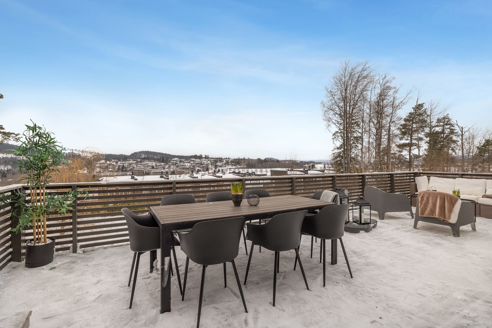 Her kan man nyte en åpen og vidstrakt utsikt over nærområdet og landskapet. Galleribilde