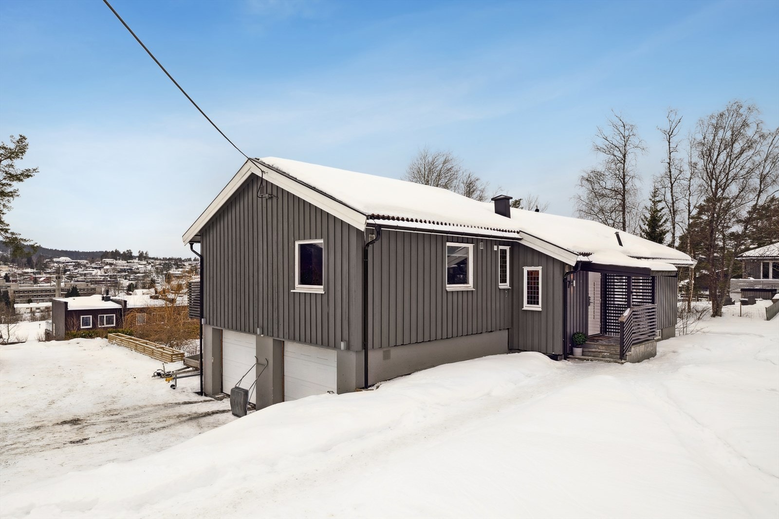 Integrert dobbel garasje med elbil-lader og gode parkeringsmuligheter på egen tomt. Galleribilde