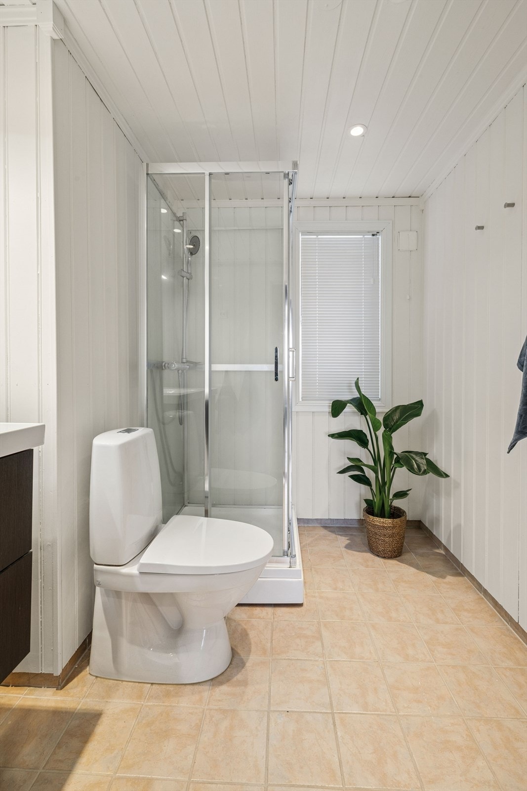 Rommet har baderomsinnredning, dusjkabinett og wc. Friskluftsventil på yttervegg. Luftespalte med lufttilførsel under dør. Galleribilde