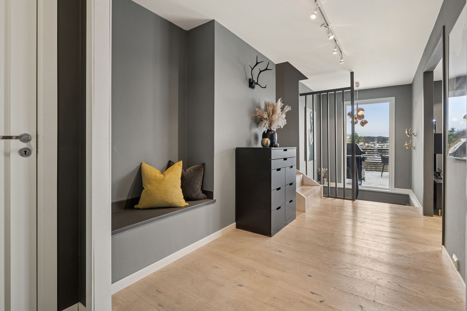 Fra gangen åpner boligen seg opp mot stuen og kjøkkenet. Galleribilde