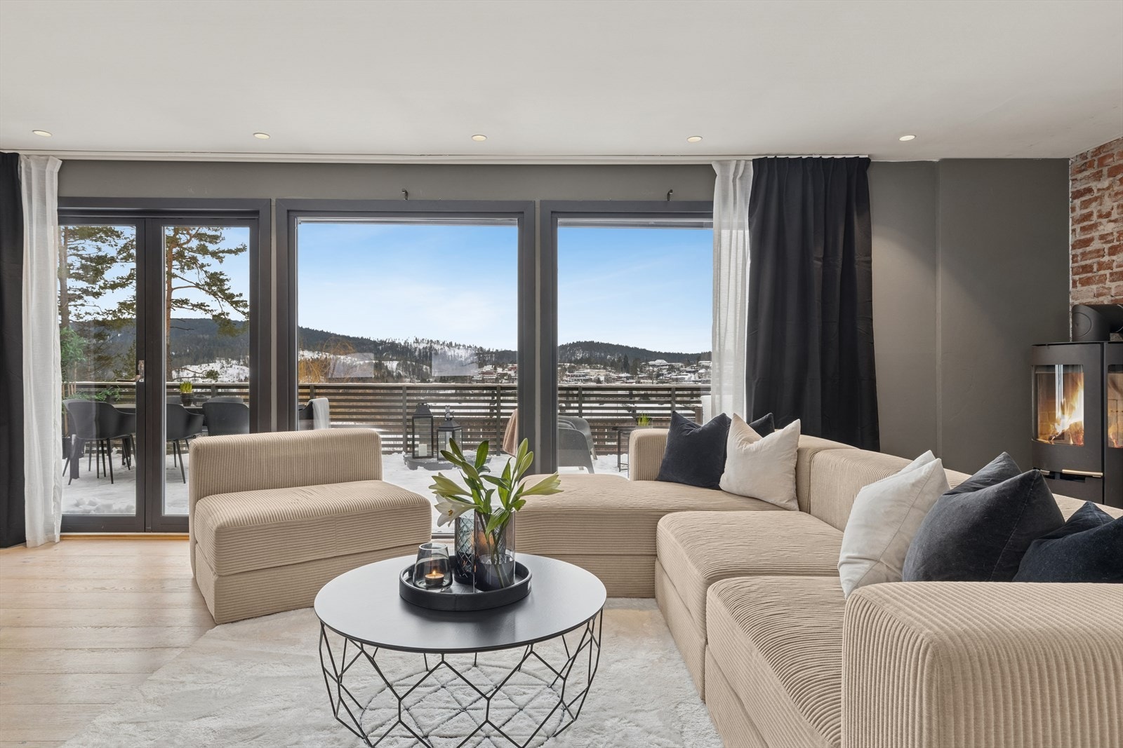 De store vinduene visker ut skillet mellom inne og ute, med direkte utgang til terrassen. Galleribilde