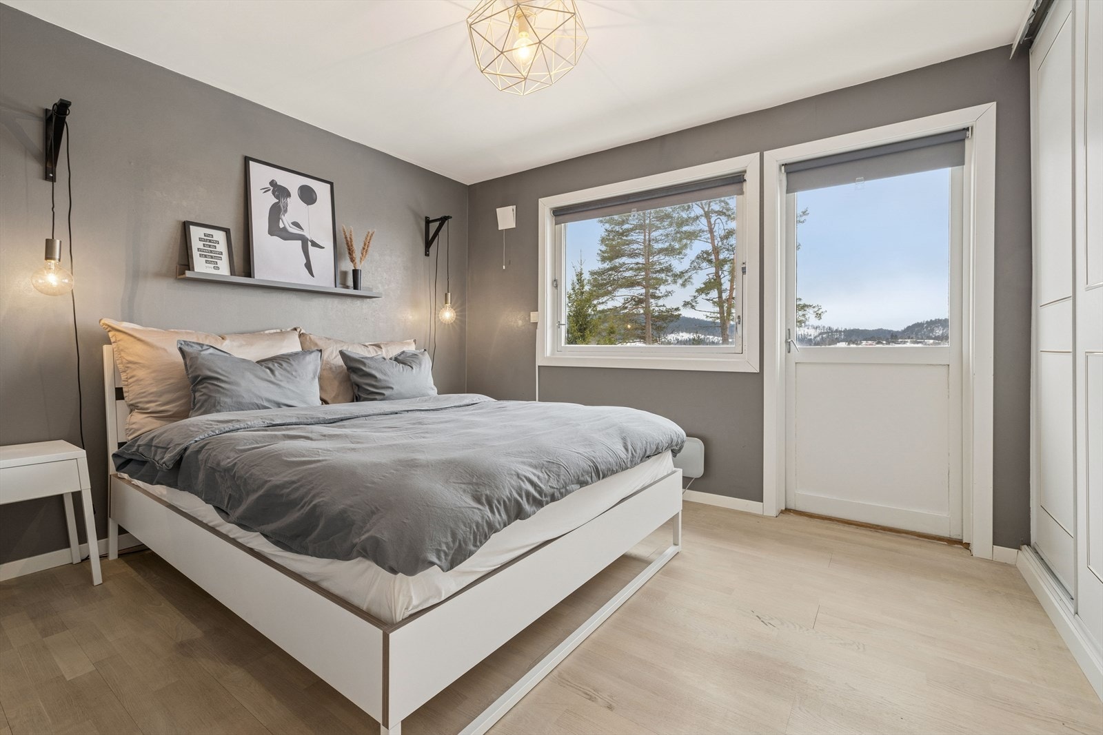 Etasjen har 4 soverom av god størrelse. Herav ett med utgang til balkong. Galleribilde