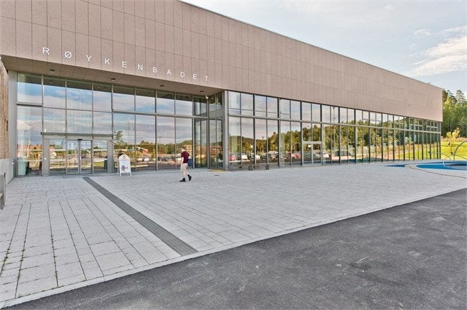 Røykenbadet er et stort og flott folkehelseanlegg på 9000 m2 og inneholder både bad, treningssenter, klatreanlegg, kafeteria og helsebygg. Galleribilde
