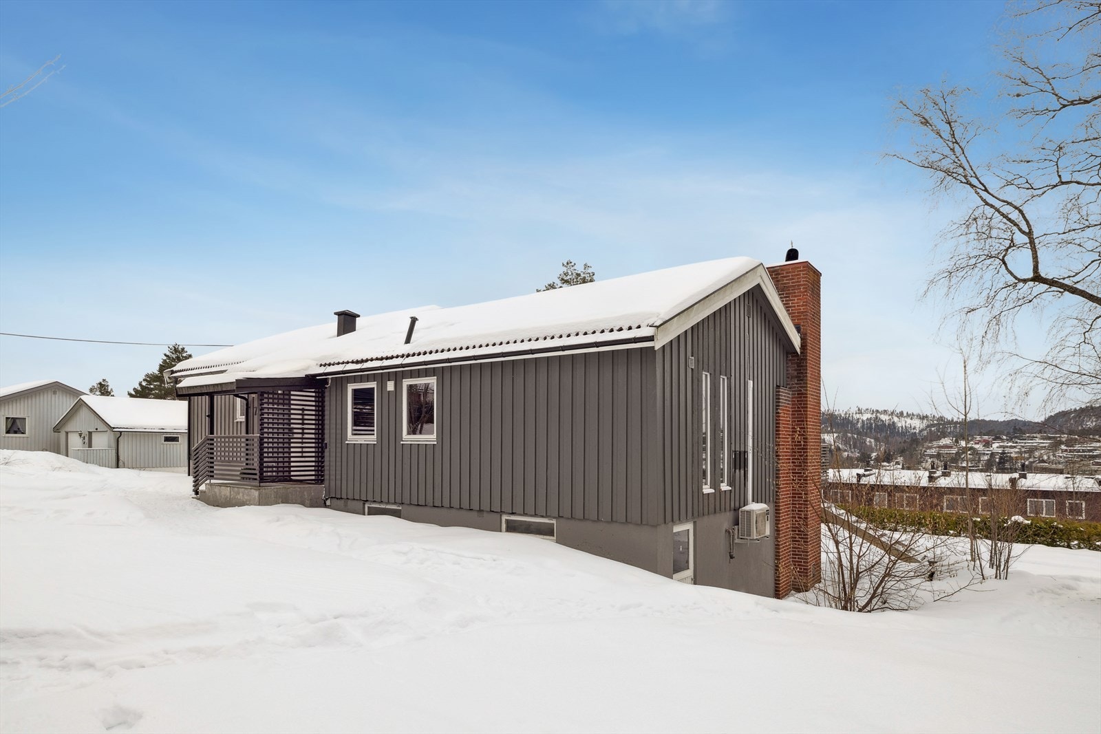 Pent og velstelt, overbygget inngangsparti! Galleribilde