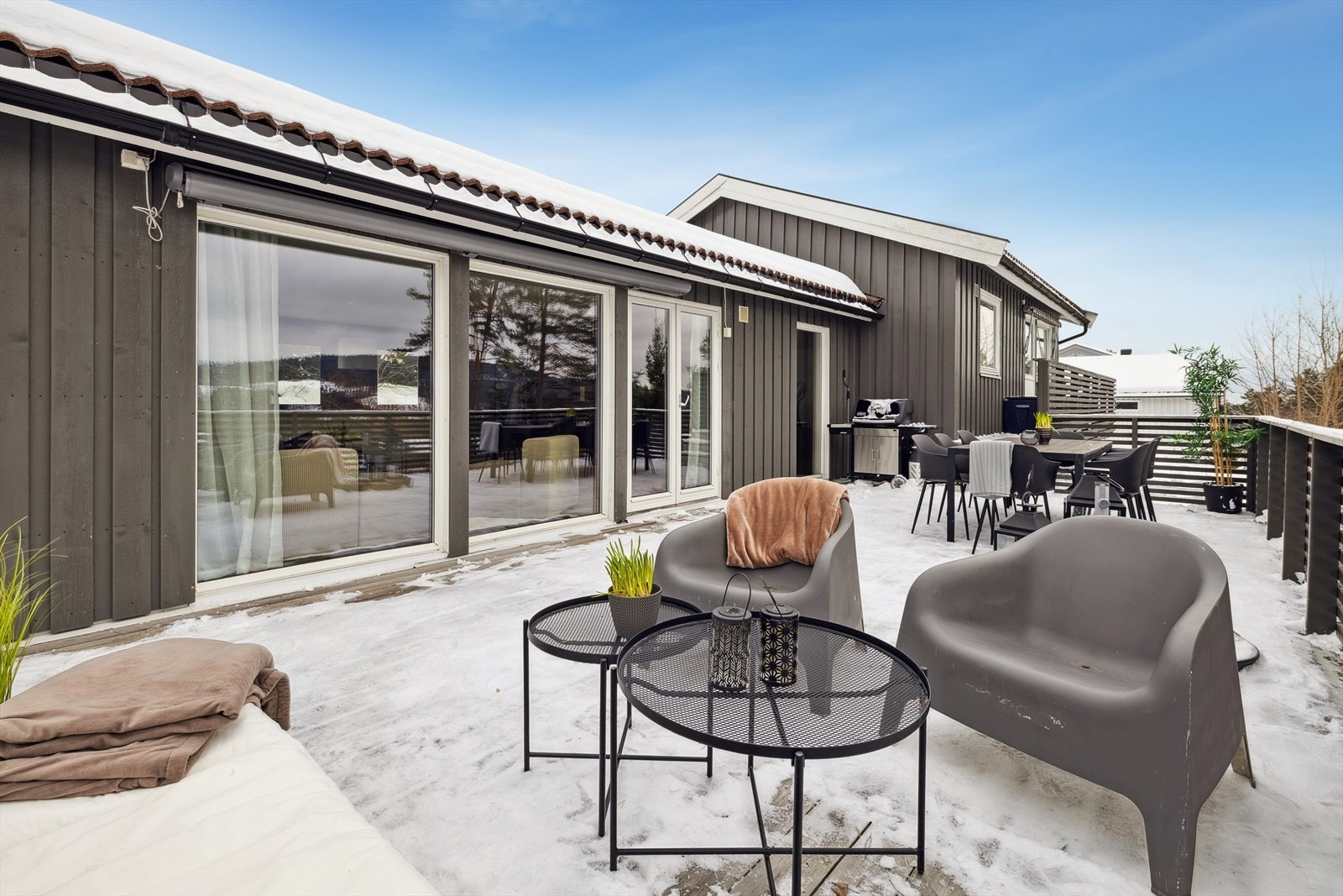 Terrassen er en naturlig forlengelse av stuen på varme dager. Galleribilde