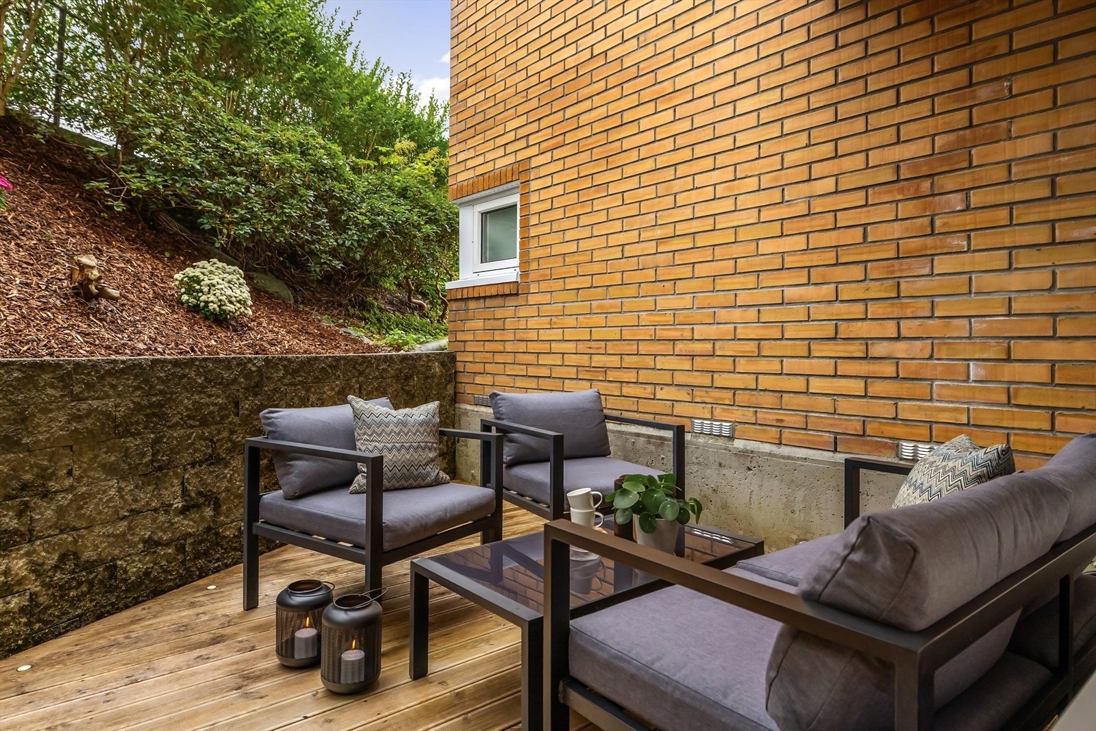 Leiligheten har en skjermet og privat terrasse med god plass til utemøbler og grill. Galleribilde