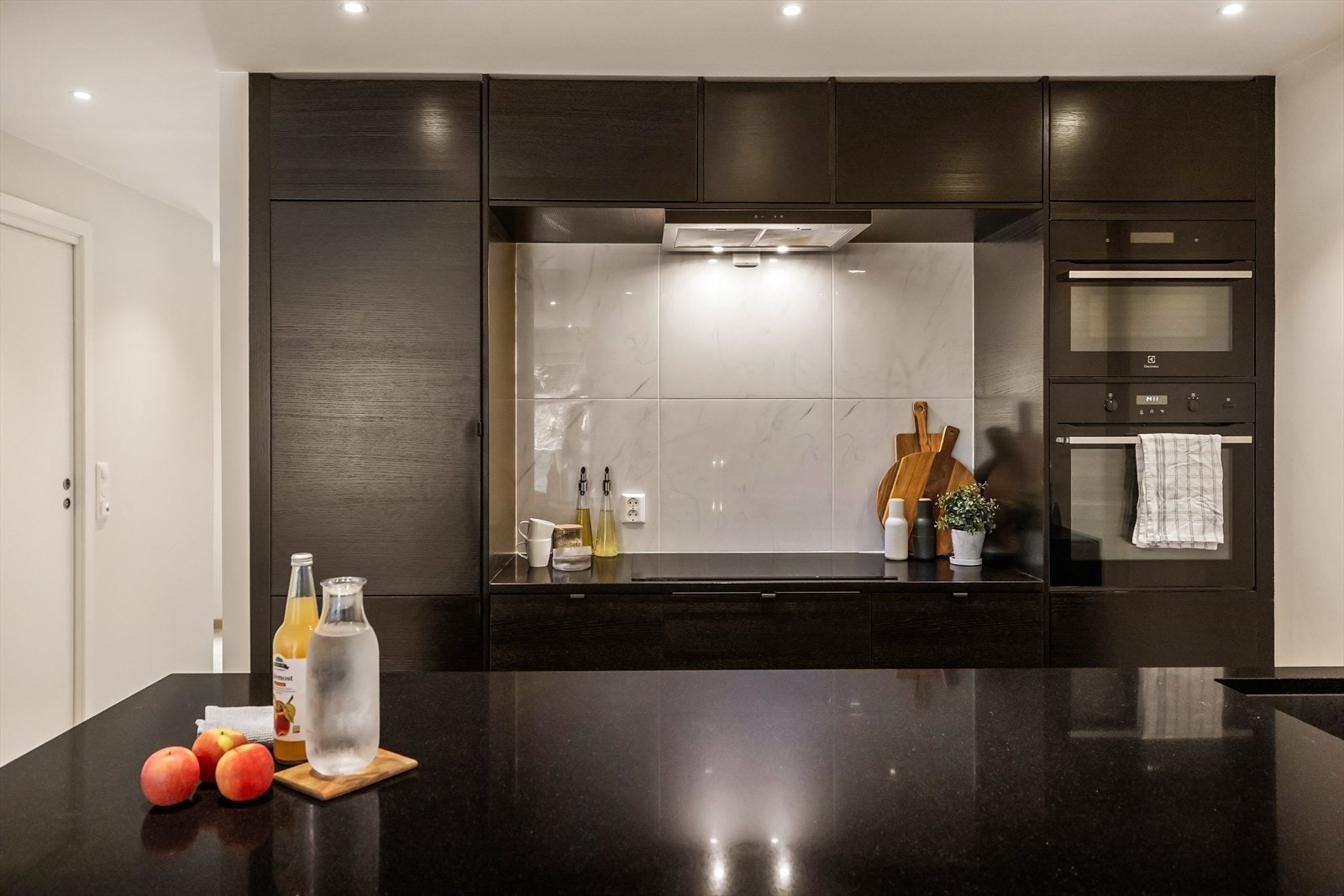 Her er det valgt benkeplate i kompositt/granitt og alle hvitevarer er intergrert, som selvsagt medfølger. Galleribilde