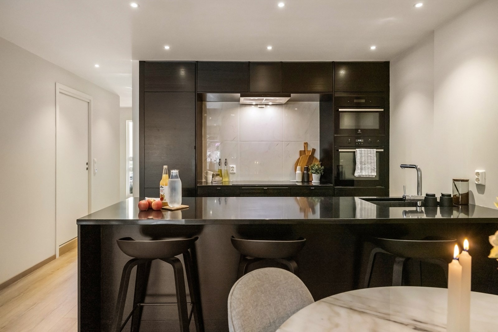 Kjøkkenøyen gir rikelig med skap- og benkeplass, samt det er plass til barstoler. Galleribilde