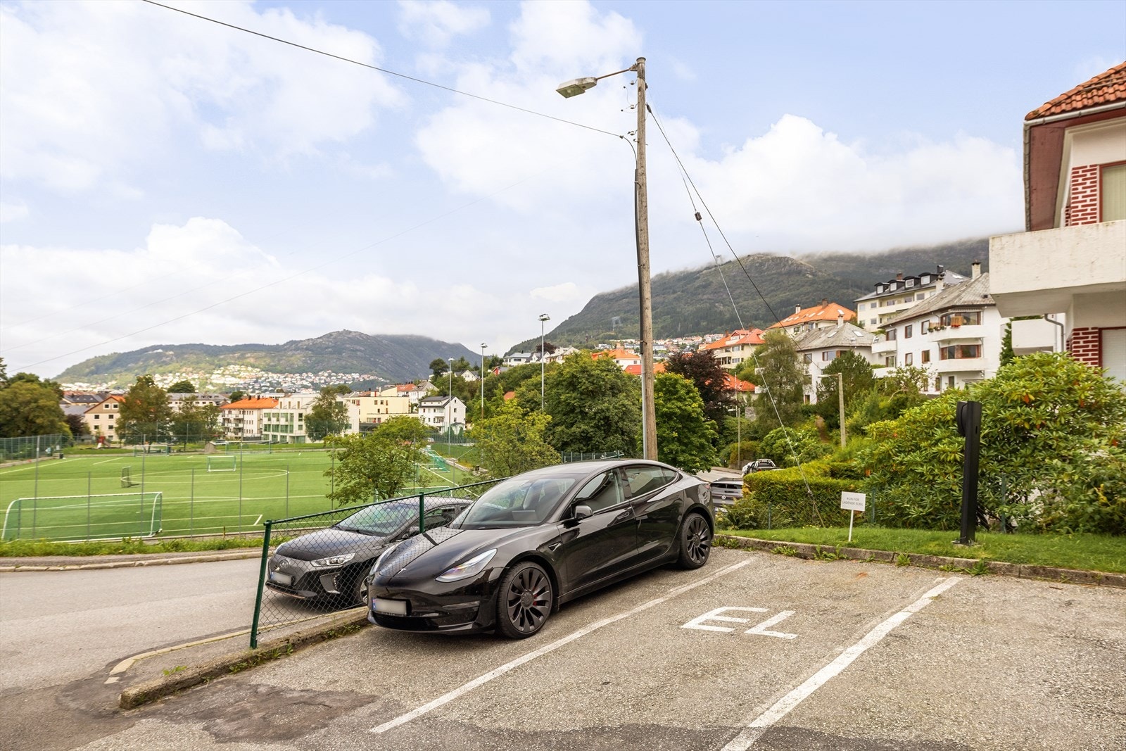 Borettslaget har 3 parkeringsplasser til leie som tildeles etter ansiennitet. Ellers er det soneparkering i offentlig gate. Galleribilde