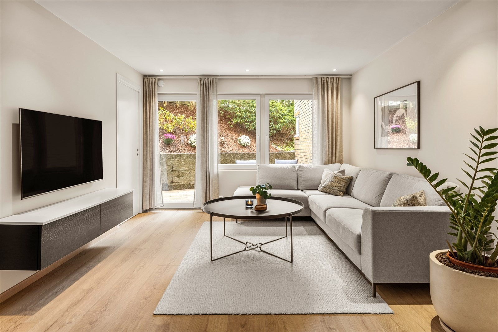 Stuen er av god størrelse på totalt 35,6m² hvor man har god plass til sofagruppe, spisebord og øvrig møblement. Galleribilde