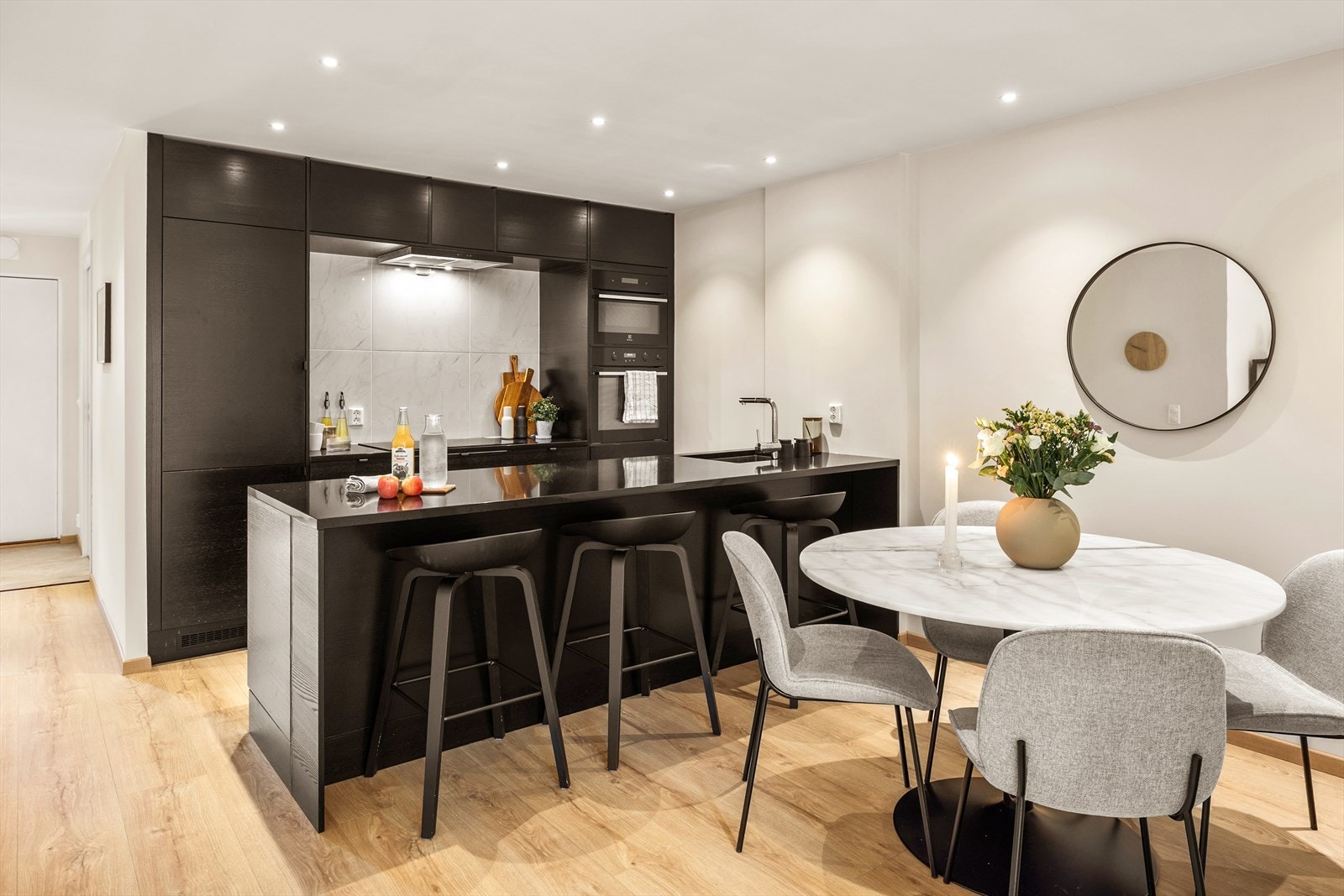 Kjøkkenet ble modernisert i 2019 fra Epoq, med et moderne og stilrent uttrykk. Galleribilde