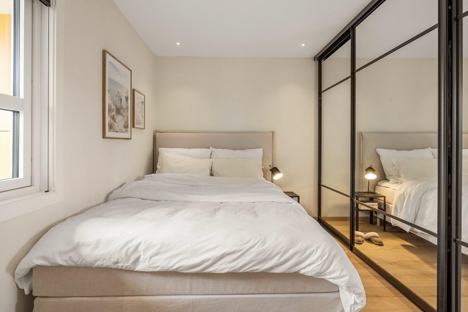 Stort og romslig hovedsoverom på 8,4m² med plass til dobbeltseng og stor speilskyvedørsgarderobe. Galleribilde