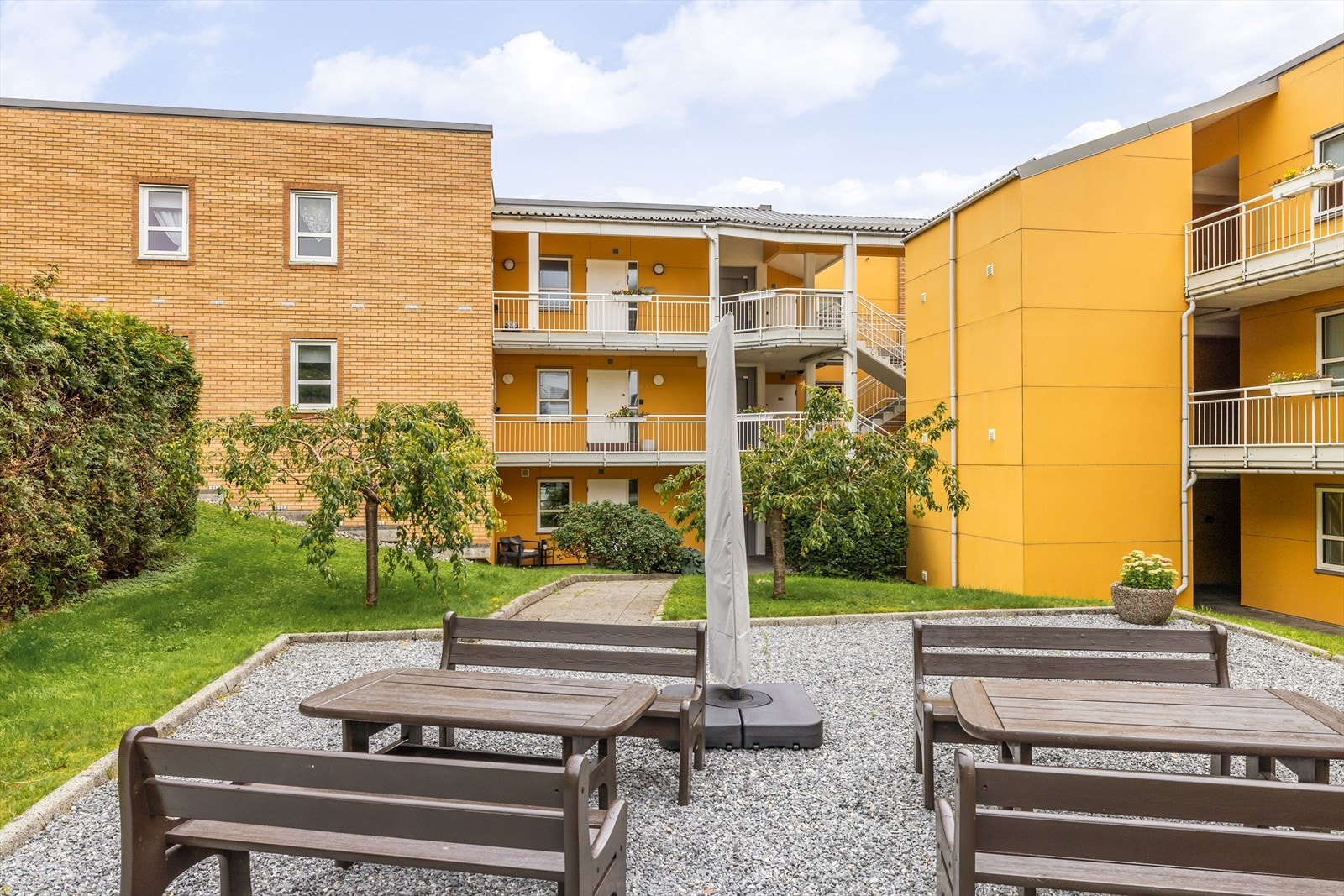 Bendixens vei 52 er et veldrevet borettslag i et hyggelig, barnevennlig og sentralt område med kort vei til "alt". Galleribilde