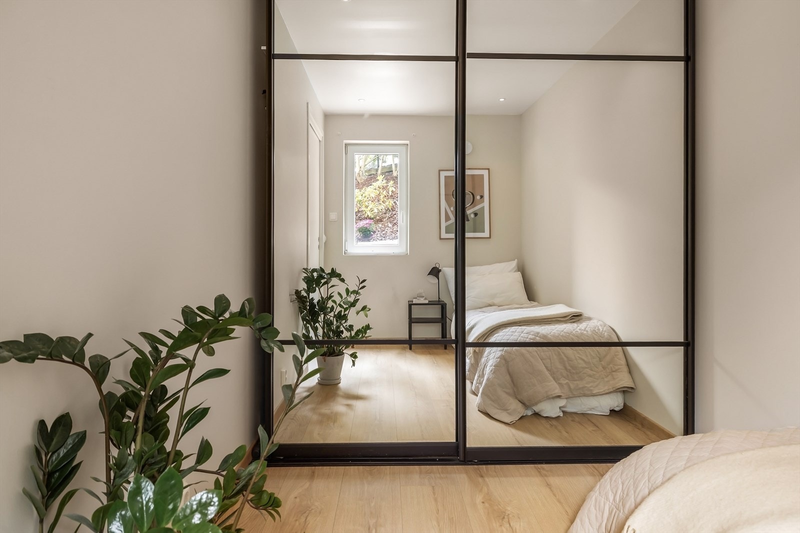 Rommet er innredet med en romslig skyvedørsgarderobe hvor man har rikelig med garderobeskap. Galleribilde