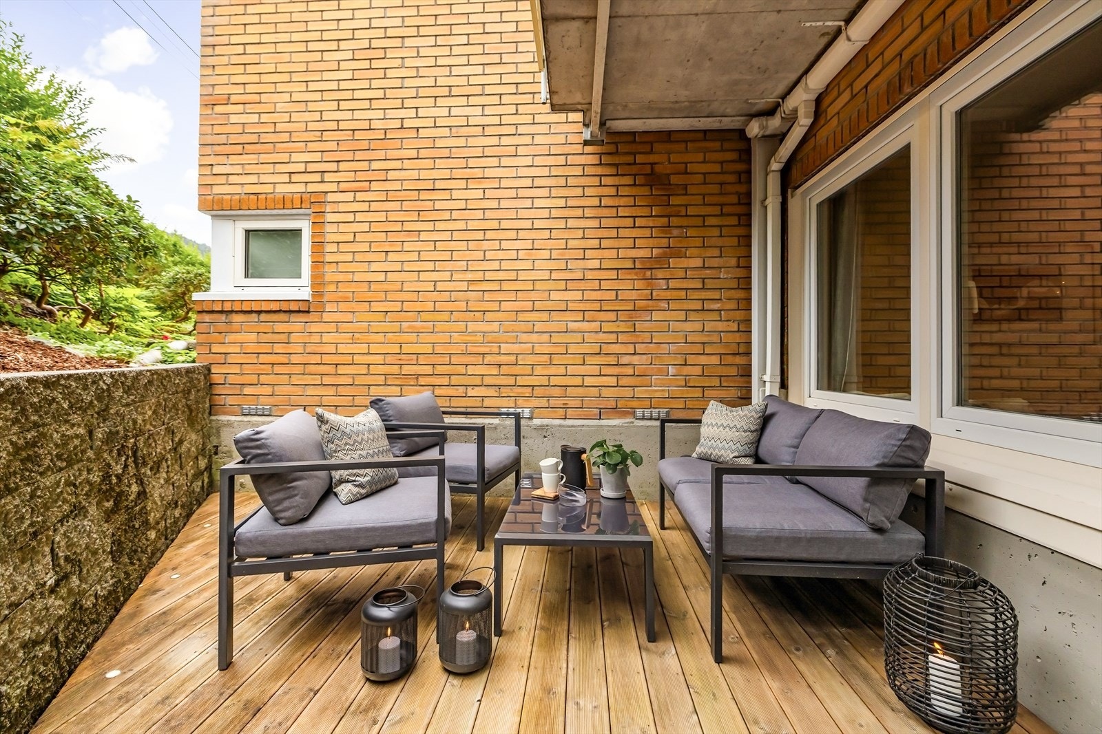 Fra stuen kommer man rett ut til en fin terrasse på 12 m² hvor man har god plass til utemøbler og grill. Galleribilde