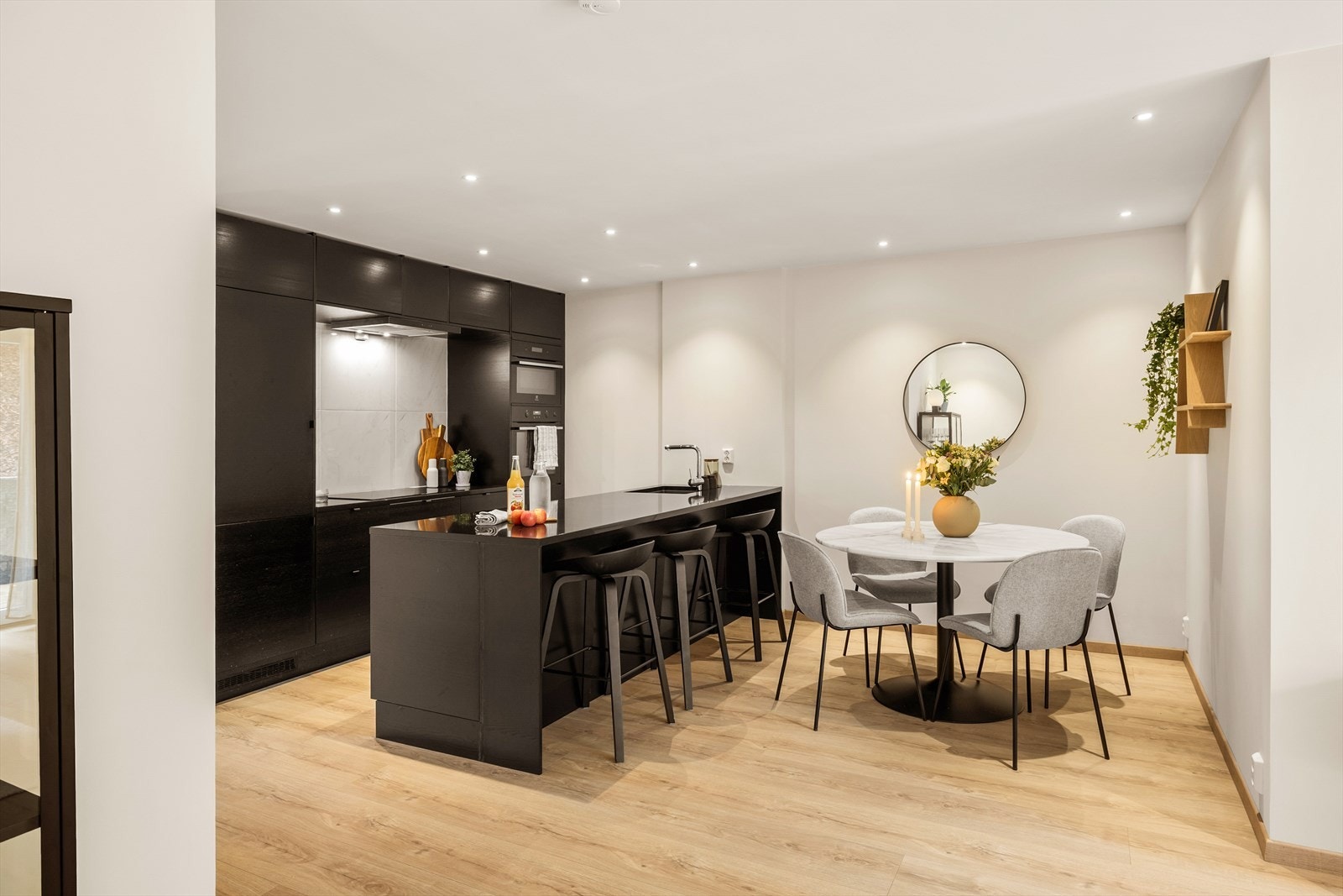 Leiligheten har en åpen stue- kjøkkenløsning som gir et sosialt oppholdsrom. Galleribilde