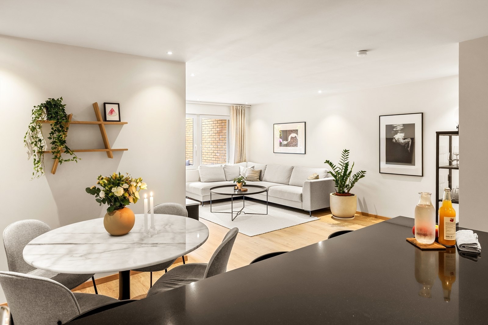 Ved kjøkkenet har man god plass til spisebord Galleribilde