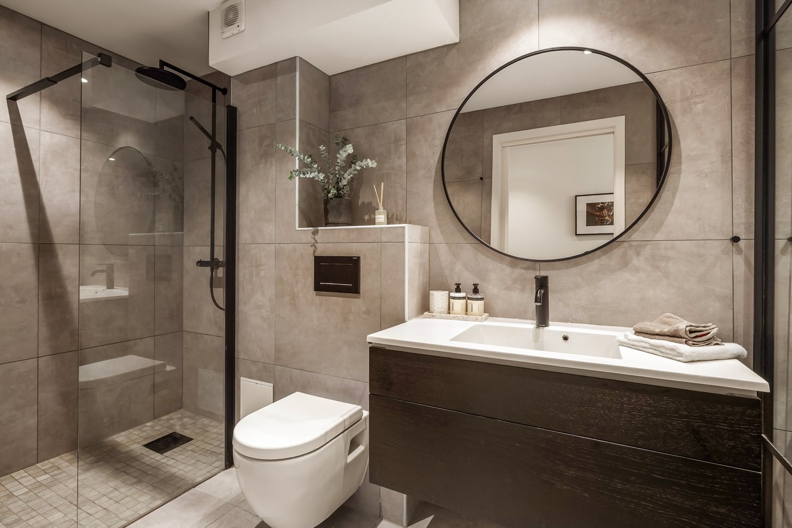 Delikat og helfliset bad med 60x60 fliser på vegger og gulv, samt varmekabler i gulv. Galleribilde