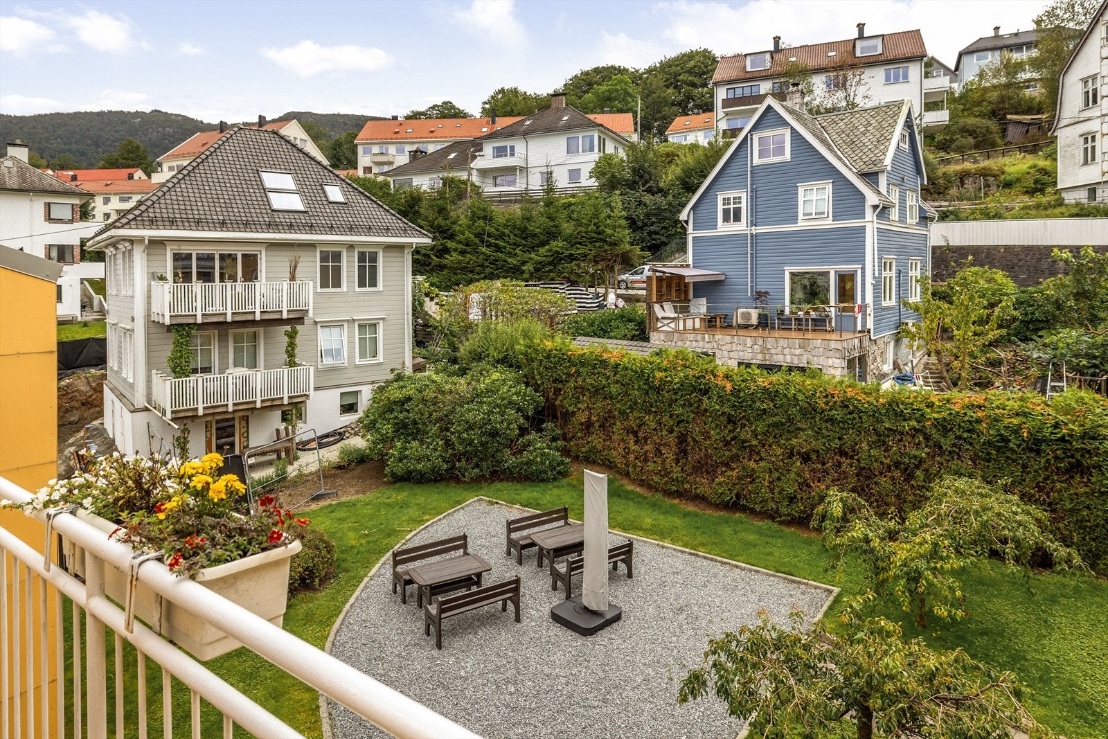 Borettslaget har også en flott hage med felles utemøbler og parasoll. Her kan man nyte solskinnsdagene med venner og familie. Galleribilde