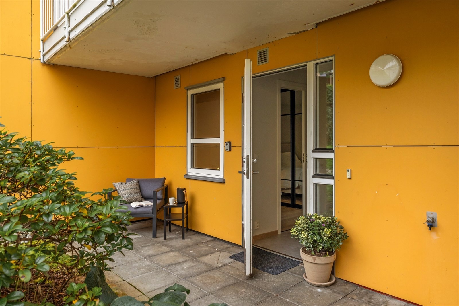 Leiligheten har egen trappefri inngang, med platting ved inngangspartiet. Galleribilde