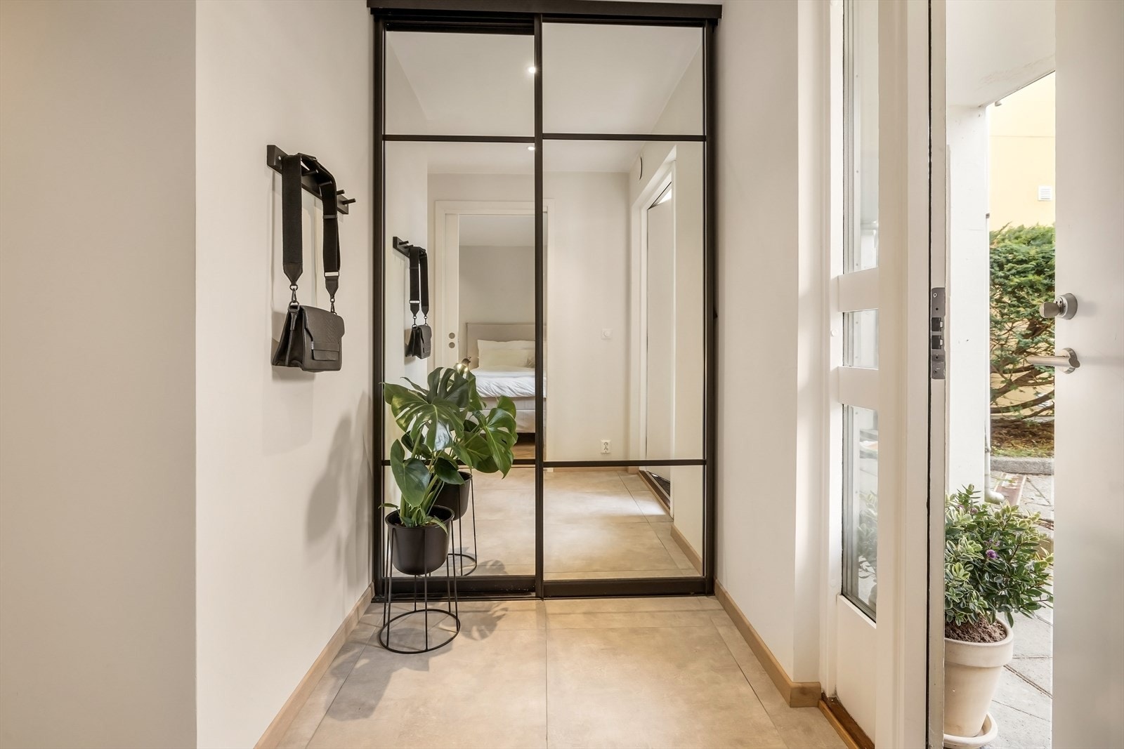 Endréen er lys og romslig med god oppbevaringsplass til ytterklær og sko. Galleribilde