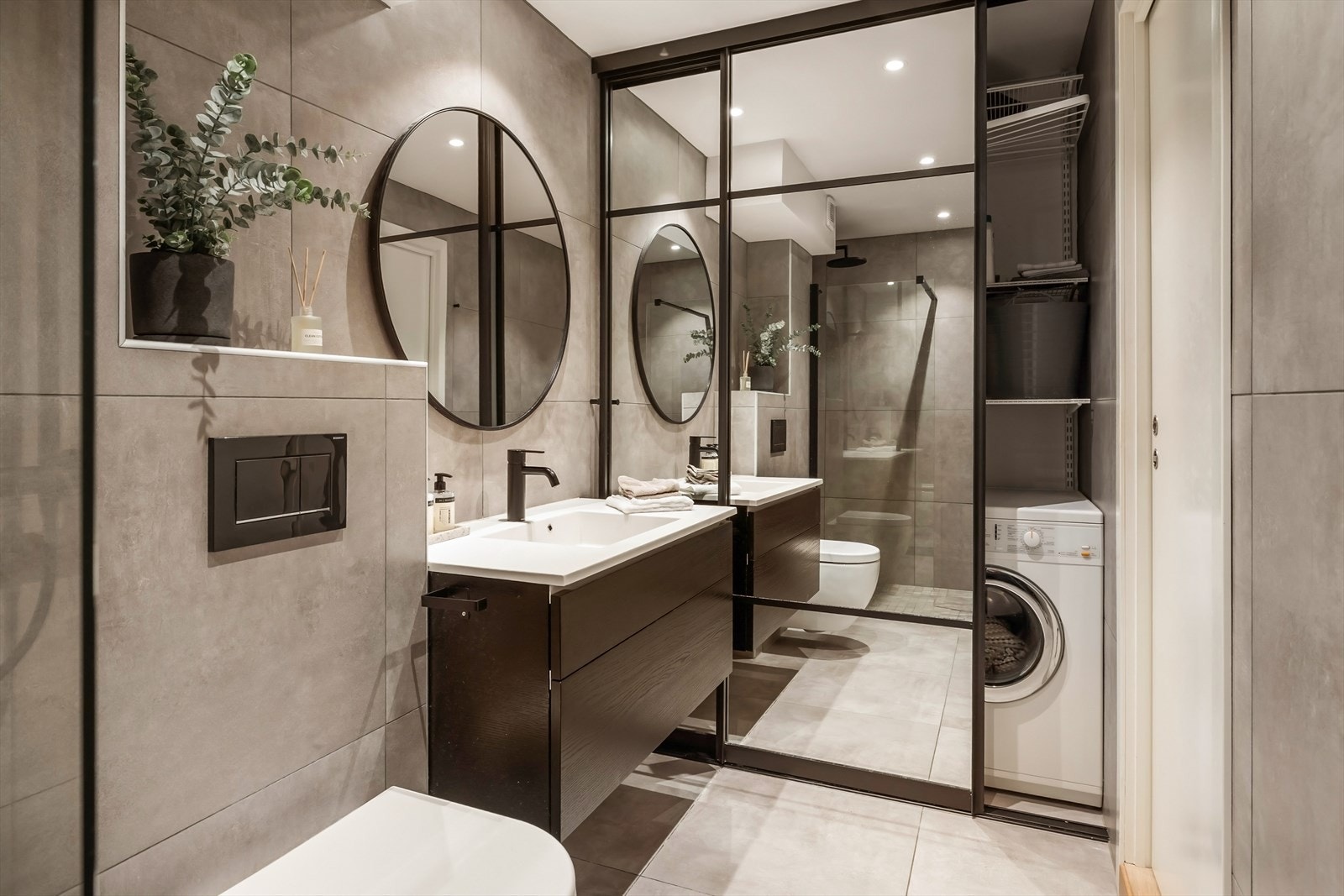 På badet er det også en svært praktisk skyvedørsgarderobe som blant annet gjemmer vaskemaskinen, og mye praktisk oppbevaringsplass. Galleribilde