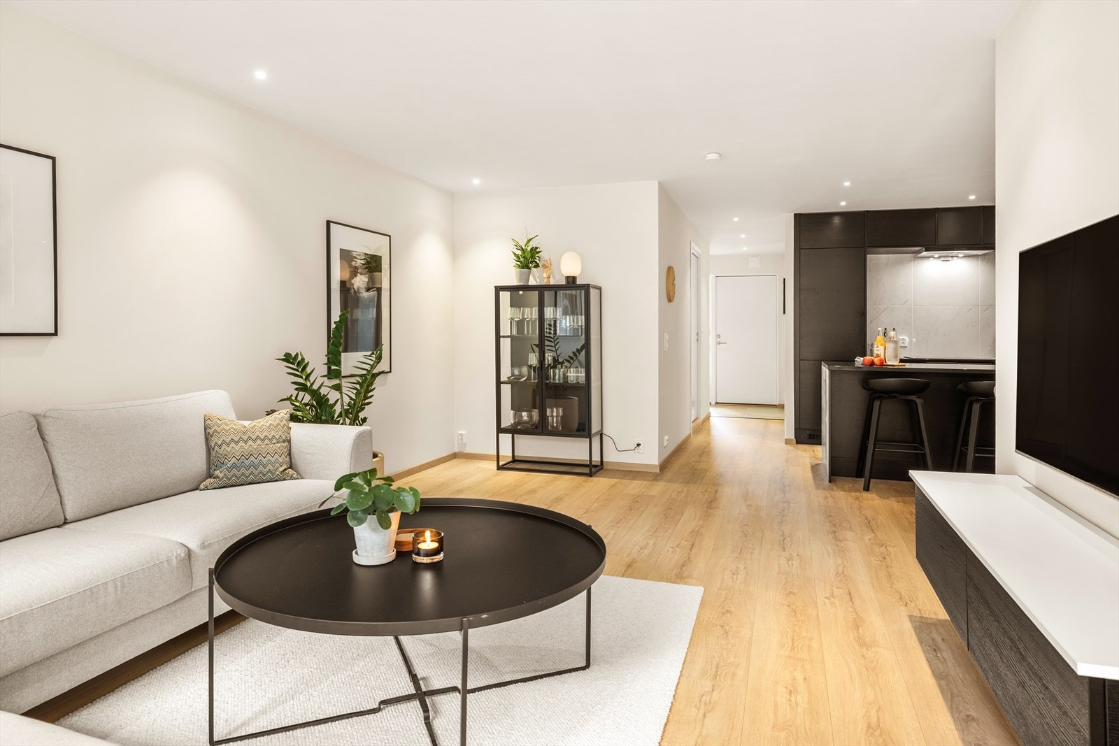 Stuen har flere gode møbleringsmuligheter, så her er det bare opp til deg hvordan du ønsker å innrede! Galleribilde