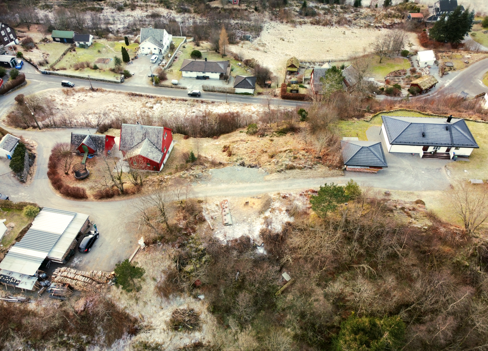 Eiendommen har en svært attraktiv beliggenhet på toppen av Åsen i enden av en blindvei. Med nydelige solforhold og utsikt er dette et av de mest ettertraktede boligområdene på Osterøy! Galleribilde