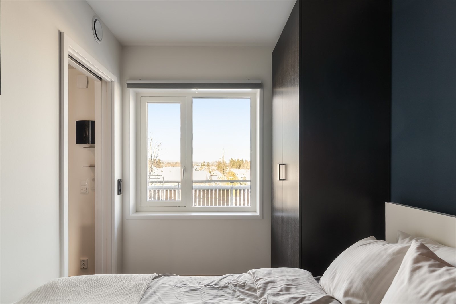 Leilighetens soverom vender ut om svalgang. Galleribilde